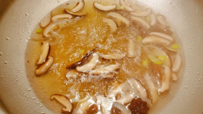 香菇豆腐汤,倒入泡蘑菇的水 另加一碗清水 烧开煮5分钟 让蘑菇味充分释放