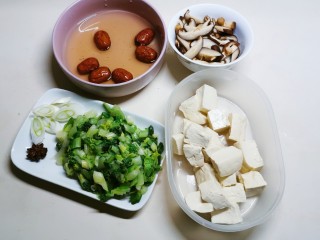 香菇豆腐汤,红枣清洗干净备用 葱切片  食材处理好了