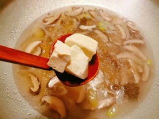 香菇豆腐汤,放入煮过的豆腐 煮1分钟