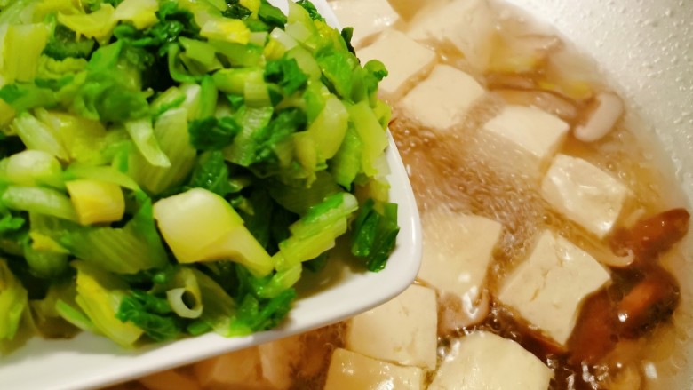 香菇豆腐汤,放入焯水后的青菜