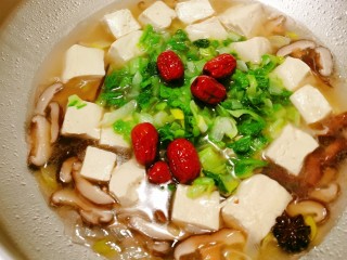 香菇豆腐汤,放入红枣  如不喜欢红枣 这一步略去