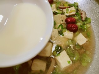 香菇豆腐汤,放入稀薄的水淀粉 稍稍增加浓度  煮开关火。