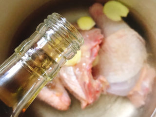 白果炖鸡,清远鸡放入锅中，加入清水、姜片、料酒大火煮开