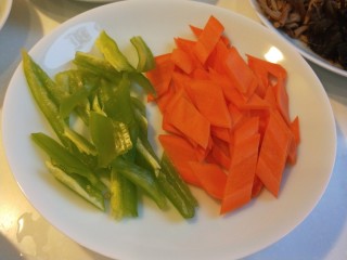 胡萝卜炒木耳,尖椒一个手掰成小块装盘备用。