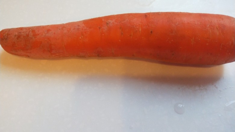 胡萝卜炒木耳,胡萝卜一个洗干净去皮。