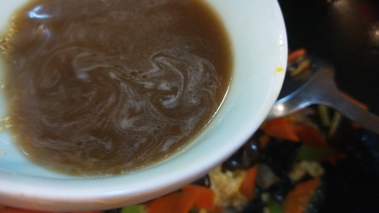 胡萝卜炒木耳,加入少许水搅和均匀倒入锅中，炒均匀即可。