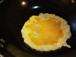 胡萝卜炒木耳,锅中倒入适量油烧热，倒入鸡蛋液。