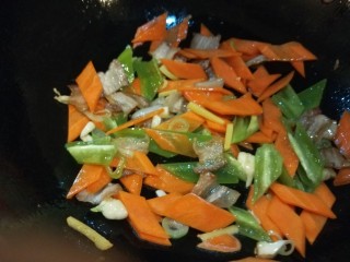 胡萝卜炒木耳,倒入尖椒胡萝卜翻炒均匀。
