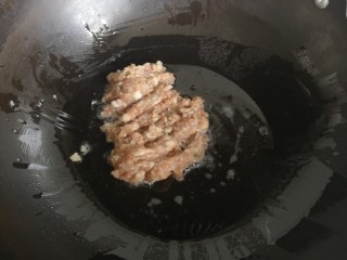 蚂蚁上树,锅里多倒点油
放入肉沫