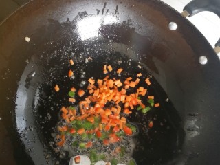 蚂蚁上树,锅里留油
倒入青红椒，胡萝卜翻炒