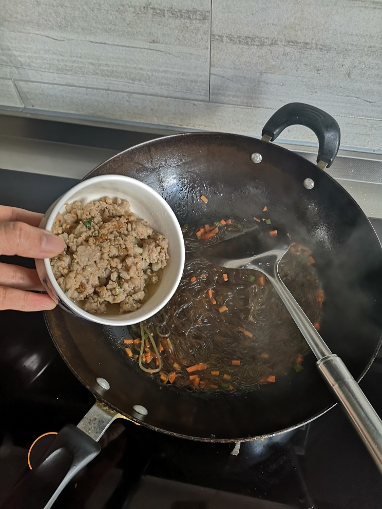 蚂蚁上树,再倒入炒好的肉沫