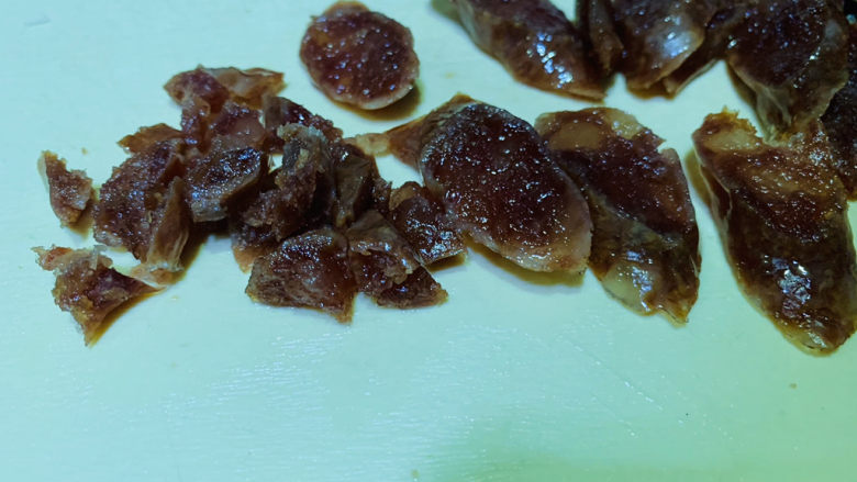 香菇腊肠焖饭,一半切粒一半切片；