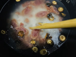 香菇腊肠焖饭,搅拌均匀；