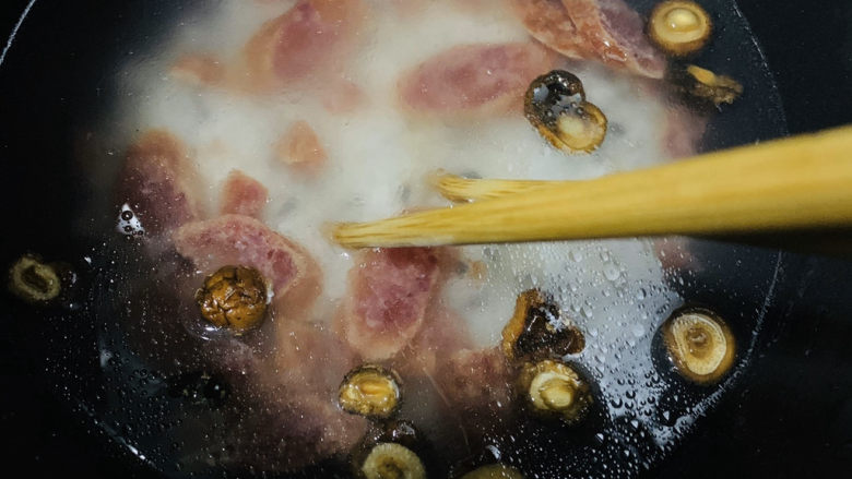 香菇腊肠焖饭,搅拌均匀；
