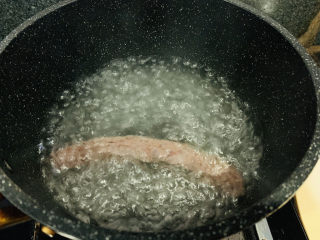 香菇腊肠焖饭,冷水下锅，煮沸5分钟；