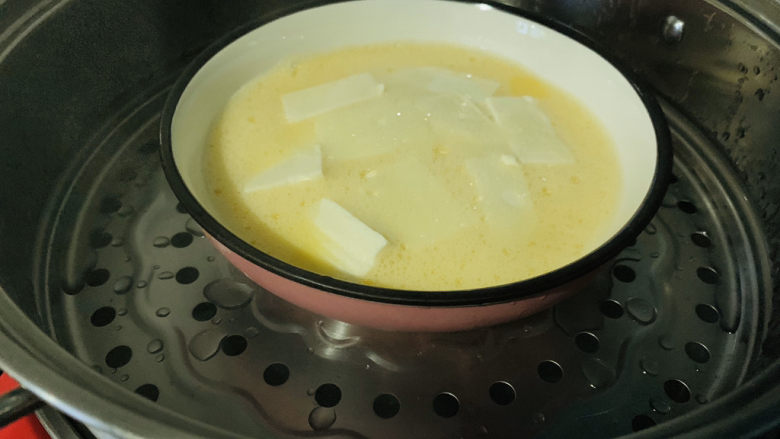 鸡蛋豆腐羹,蒸锅水先烧开，然后放入蒸，调中小火蒸即可；