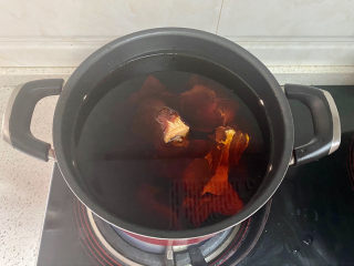 酱牛肉,把腌好的牛肉和酱油一同倒入锅中，加入适量冷水，开火烧开。