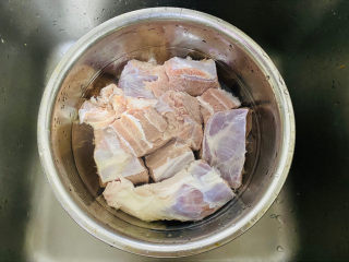 酱牛肉,切成大小适中的块，泡冷水三十分钟，去除血水。