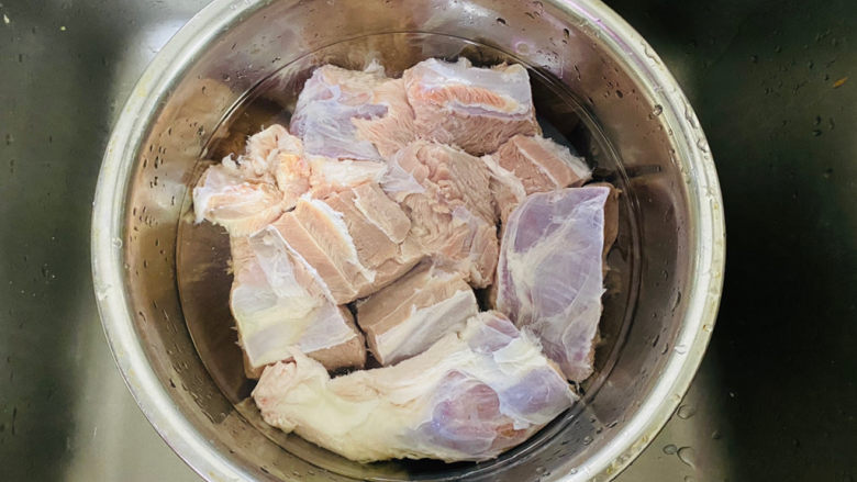 酱牛肉,切成大小适中的块，泡冷水三十分钟，去除血水。