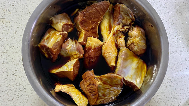 酱牛肉,捞出放入225g酱油，保鲜膜封好放冰箱冷藏腌制一晚。