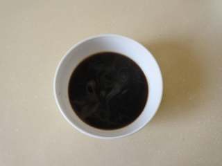 焦糖玛奇朵，零基础也可以完成的雕花咖啡,咖啡粉用热水冲好，浓一些，不要太稀