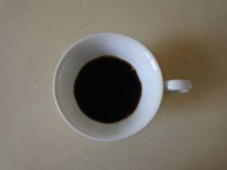 焦糖玛奇朵，零基础也可以完成的雕花咖啡,把冲好的咖啡倒入咖啡杯中半满