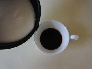 焦糖玛奇朵，零基础也可以完成的雕花咖啡, 倒入咖啡中，倒满