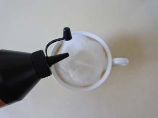 焦糖玛奇朵，零基础也可以完成的雕花咖啡,把焦糖酱一圈一圈的挤在上面