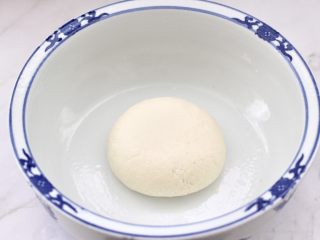 韭菜扇贝馅饼,麦芯粉里加入温水和成光滑的面团，静置30分钟。