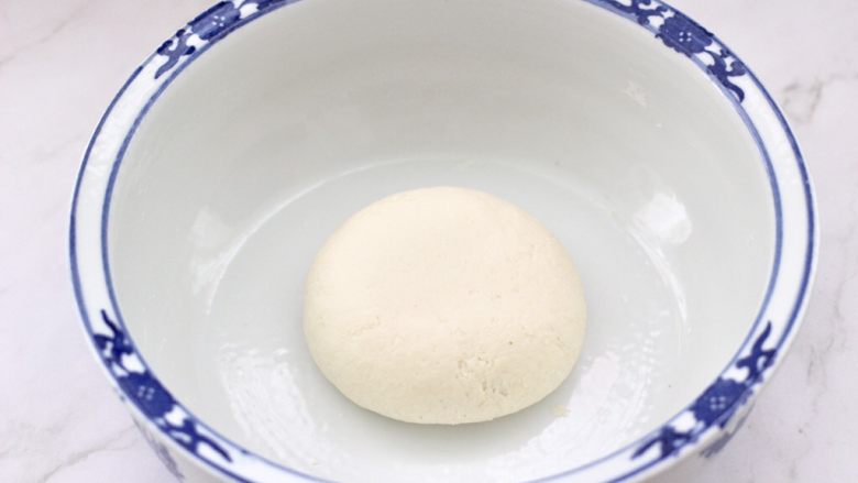 韭菜扇贝馅饼,麦芯粉里加入温水和成光滑的面团，静置30分钟。