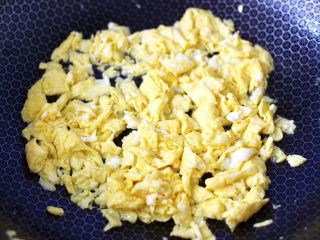韭菜扇贝馅饼,鸡蛋打散后，锅烧热倒入15克花生油烧热把鸡蛋炒熟。