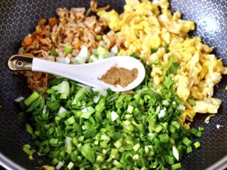 韭菜扇贝馅饼,把切碎的扇贝边和韭菜，葱放入炒鸡蛋的锅中，加入十三香调味。