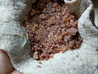 杂粮豆包,擀面皮，包入红芸豆馅，捏成包子状。