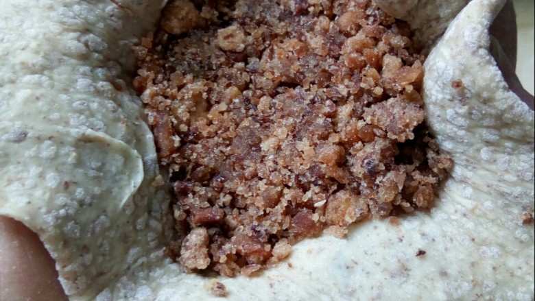 杂粮豆包,擀面皮，包入红芸豆馅，捏成包子状。