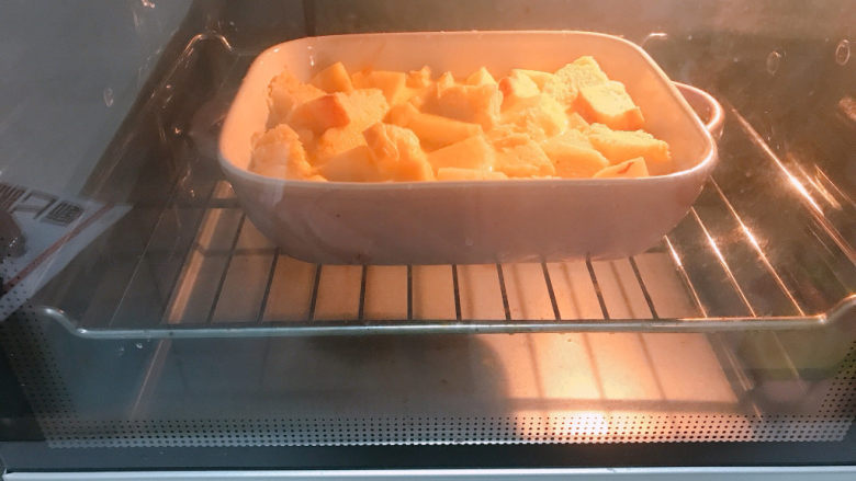 苹果布丁,烤箱上下管180度预热5分钟。烤30分钟左右。