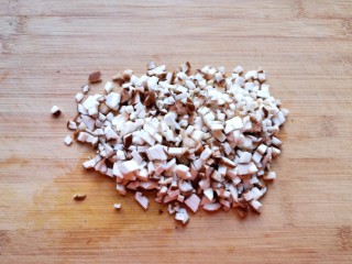 香菇腊肠焖饭,香菇洗干净切成碎末。