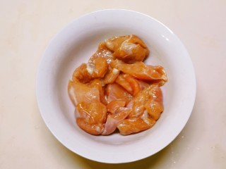 香菇腊肠焖饭,鸡腿肉丁  放入1汤匙淀粉  胡椒粉 半汤匙生抽  抓匀静置