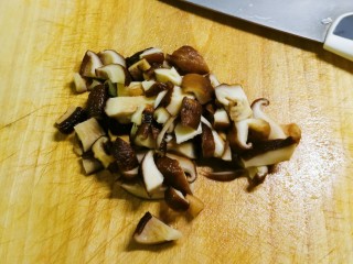 香菇腊肠焖饭,干香菇用清水泡发 切丁