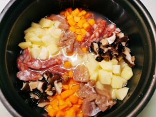 香菇腊肠焖饭,将准备好的食材放入锅里