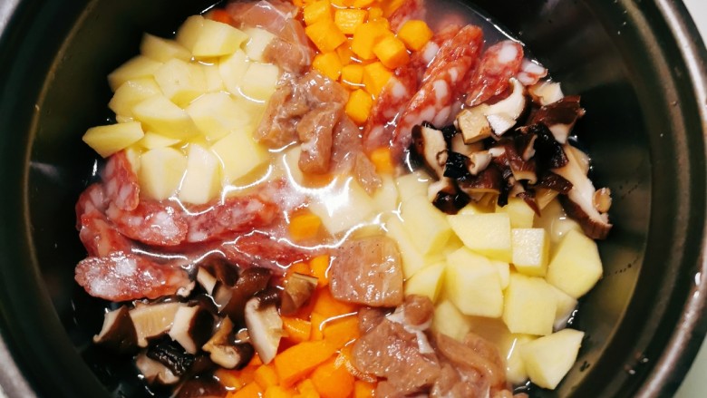 香菇腊肠焖饭,将准备好的食材放入锅里