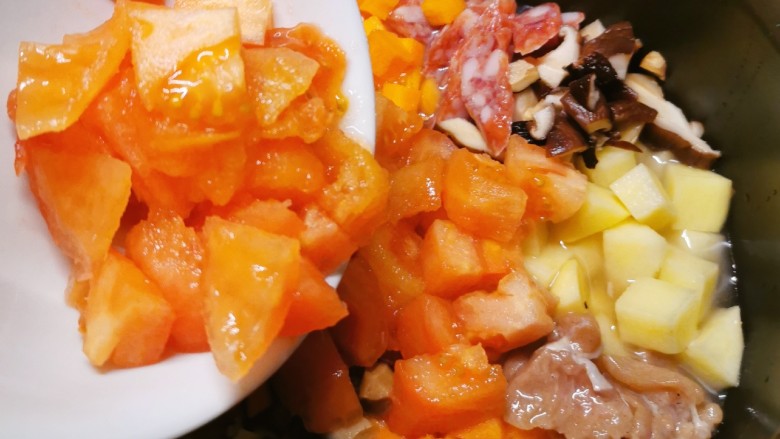 香菇腊肠焖饭,中间放入番茄丁  