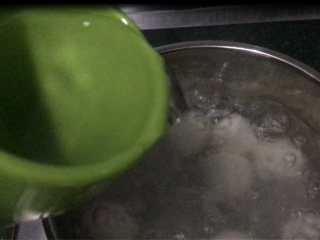 黑芝麻汤圆,沸腾后，暄2次凉水，可让内馅快速成熟