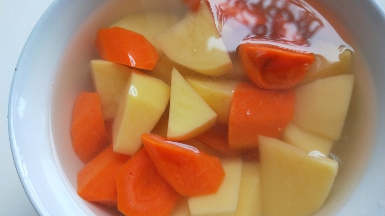 芋头炖排骨,切好的芋头胡萝卜在用水泡着备用。
