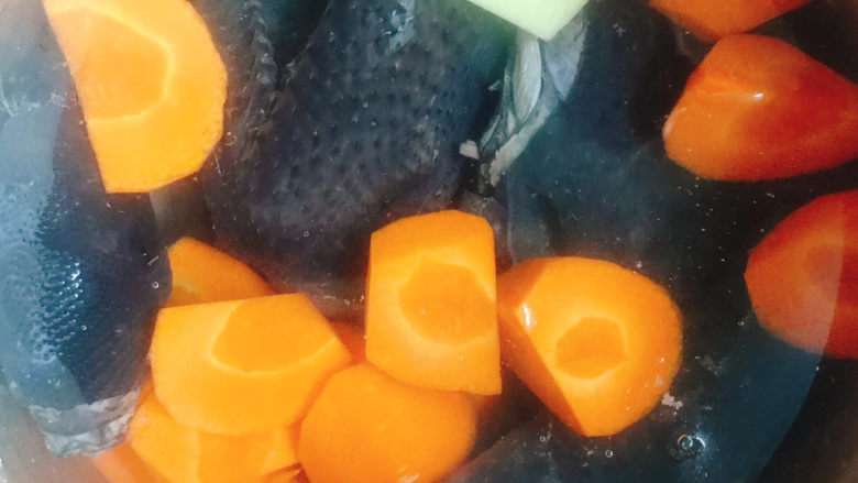 胡萝卜炖乌鸡汤,胡萝卜放入锅中