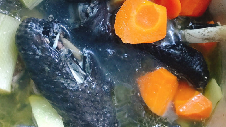 胡萝卜炖乌鸡汤,煲40分钟