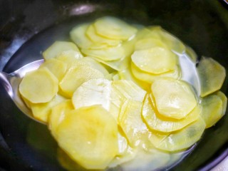 无敌下饭的香辣土豆片,焯水3分钟捞出过凉水。