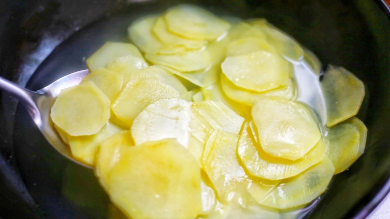 无敌下饭的香辣土豆片,焯水3分钟捞出过凉水。