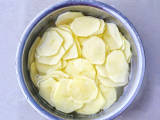 无敌下饭的香辣土豆片,土豆泡水5分钟洗净淀粉。