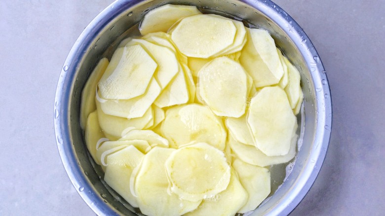 无敌下饭的香辣土豆片,土豆泡水5分钟洗净淀粉。