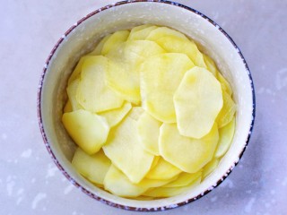 无敌下饭的香辣土豆片,放入大碗中备用。